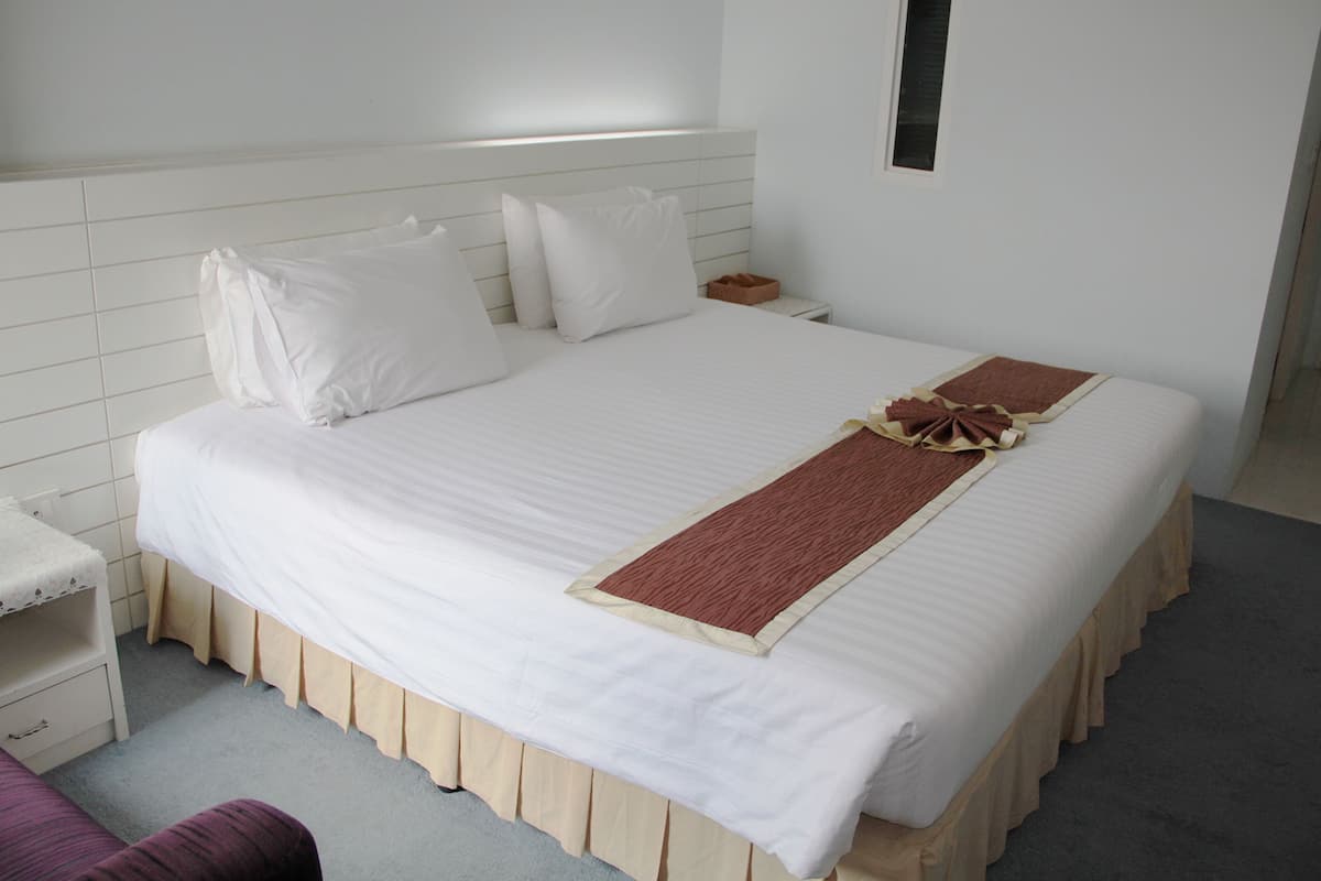 Deluxe Double or Twin Room | Blendingsgardiner, wi-fi (inkludert) og sengetøy