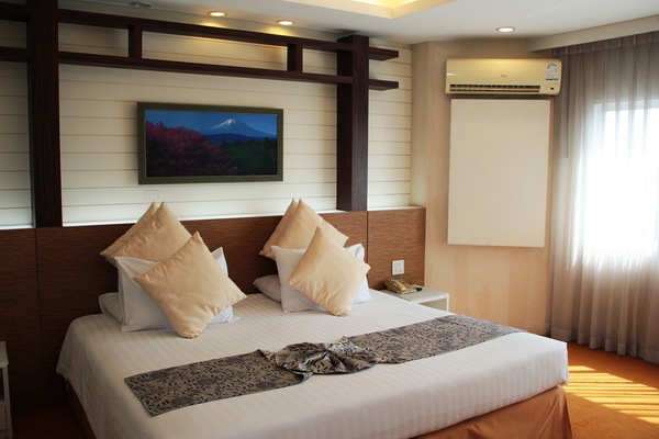 Junior Suite | 1 bedroom, blackout drapes, free WiFi, bed sheets