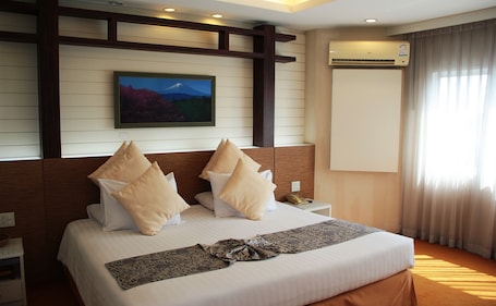 Junior Suite | 1 bedroom, blackout drapes, free WiFi, bed sheets