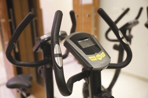 Een hometrainer met een digitaal display en bedieningspaneel.