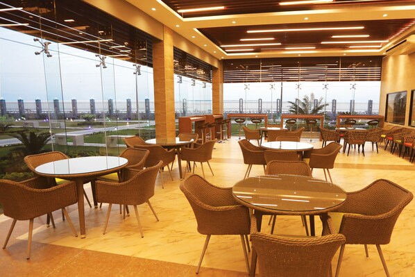 2 restaurantes; se sirve cocina internacional 