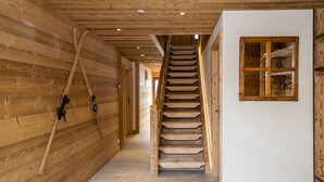 Ein Holzboden-Flur mit einer Treppe zu einem Zimmer.