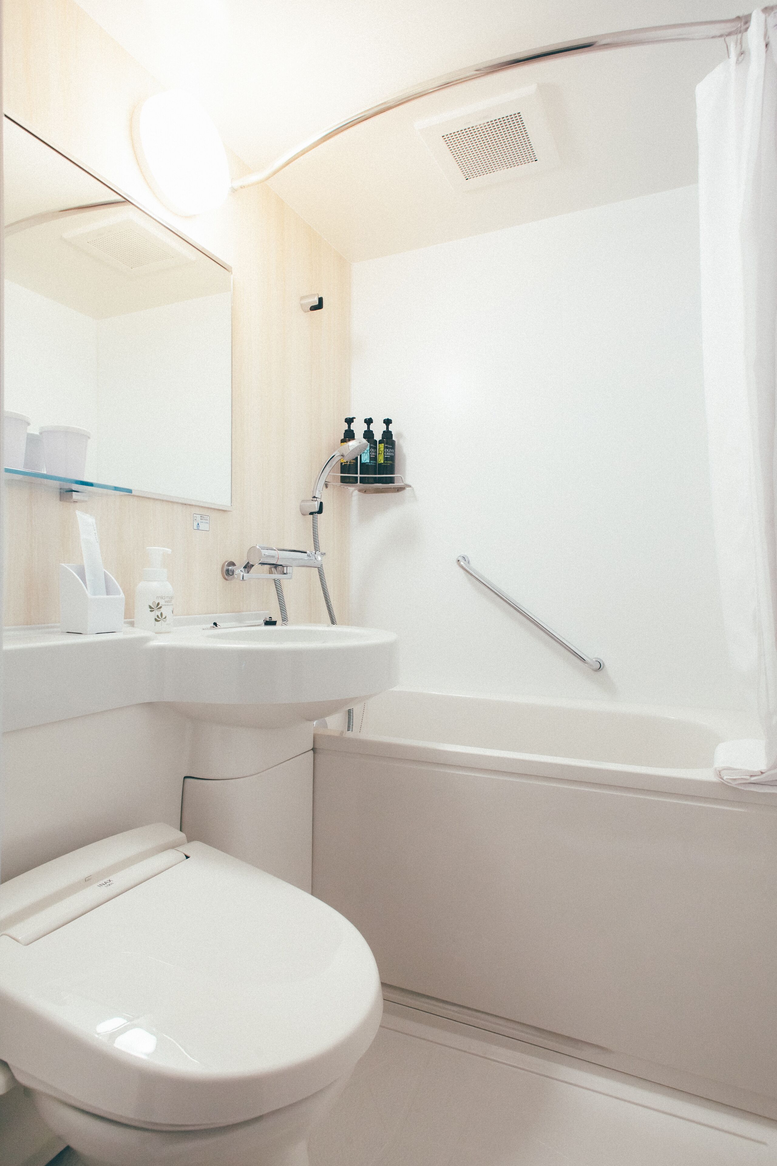 combined shower/bathtub, free toiletries, hair dryer, slippers