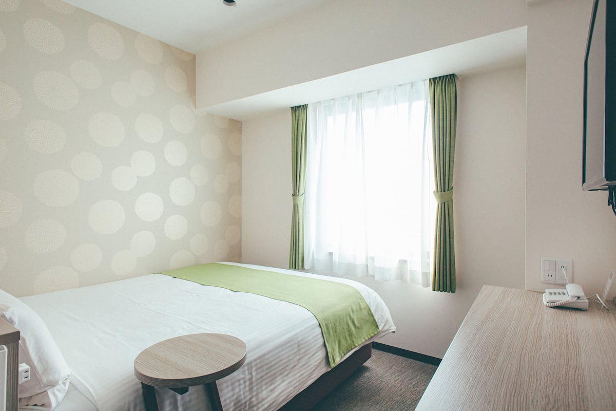 Escritorio, wifi gratis y ropa de cama