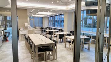 Daily buffet breakfast (JPY 800 per person)