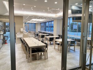 Desayuno buffet diario (JPY 800 por persona)