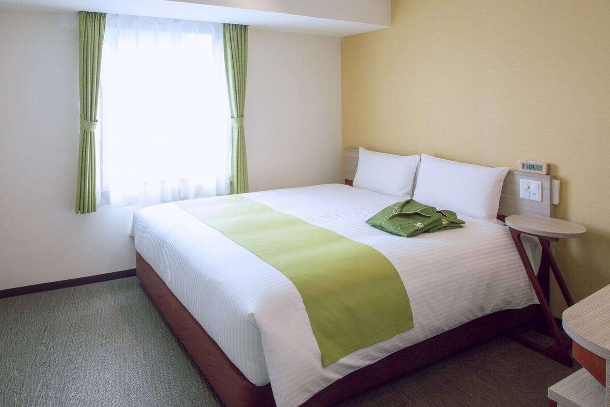 Desk, WiFi (free), bed sheets