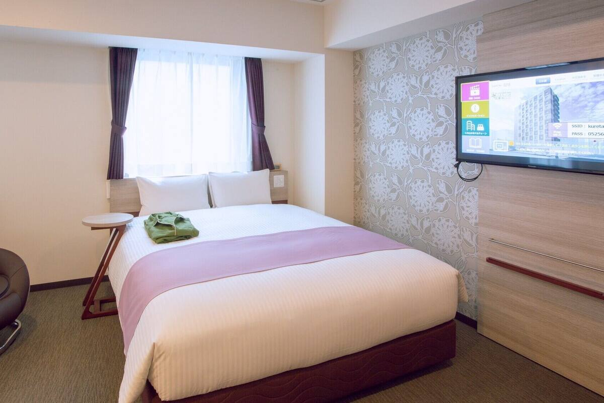 Desk, WiFi (free), bed sheets