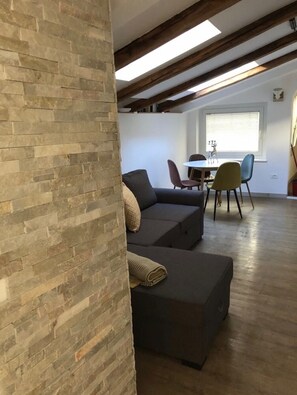 TV, books - Strudel home, under-roof apartment in the heart of the old town (Bozen)