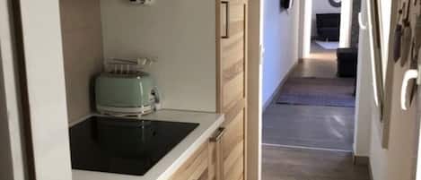 Geladeira, cooktop, cafeteira/chaleira, chaleira elétrica
