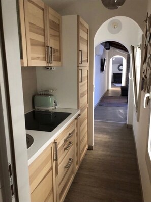 Fridge, stovetop, coffee/tea maker, electric kettle - Strudel home, under-roof apartment in the heart of the old town (Bozen)