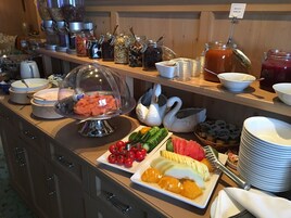 Free daily buffet breakfast
