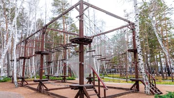 Lasten leikkialue ulkona