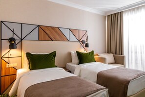 Minibar, caja fuerte, escritorio y cortinas opacas