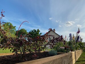 Property grounds - lodge for two - with Hot Tub (Dingestow)