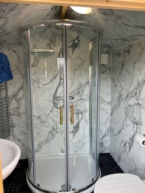 Duschwanne, Haartrockner, Handtücher, Seife