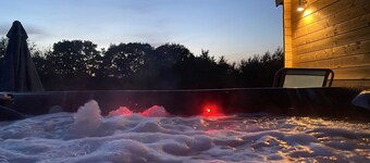 lodge for two - with Hot Tub