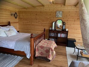 1 bedroom, WiFi, bed sheets - lodge for two - with Hot Tub (Dingestow)
