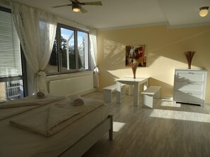 Family Suite, 2 Queen Beds | Minibar, in-room safe, individually decorated, desk - Airport Park Hotel München (Hallbergmoos)