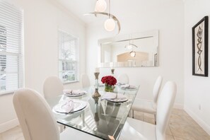 Microondas, horno, placa de cocina, lavavajillas