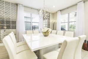 Mikrobølgeovn, ovn, kokeplater og oppvaskmaskin