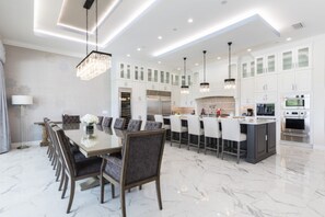 Lò vi sóng, lò nướng, bếp nấu, máy rửa bát 