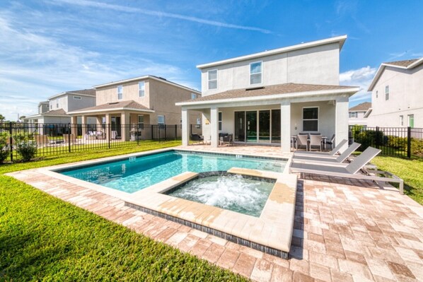 4 bedrooms, laptop workspace, free WiFi, bed sheets