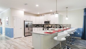 Microondas, horno, parrilla de estufa y lavavajillas 