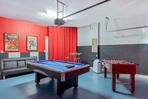 8 bedrooms, laptop workspace, free WiFi