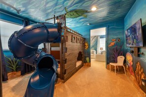 6 bedrooms, laptop workspace, free WiFi, bed sheets