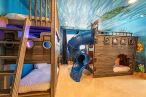 6 bedrooms, laptop workspace, free WiFi, bed sheets