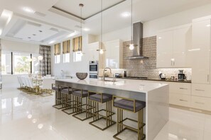 Mikroaaltouuni, uuni, liesi, astianpesukone