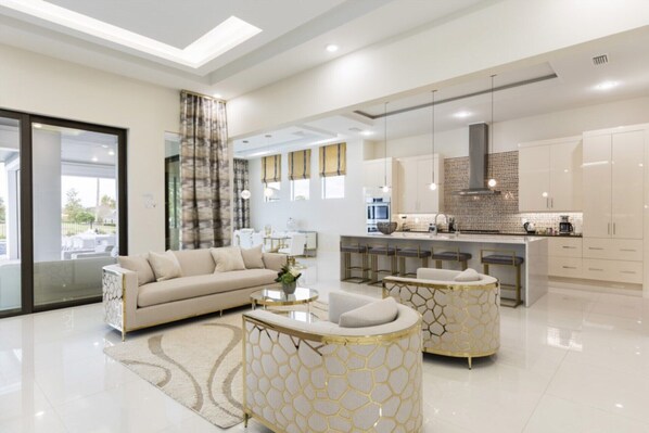 7 makuuhuonetta, kannettavalle tietokoneelle sopiva työtila, Wi-Fi