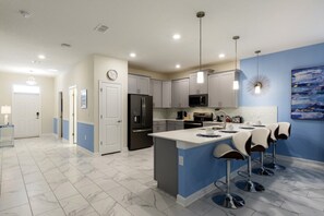 Mikrobølgeovn, ovn, kokeplater og oppvaskmaskin