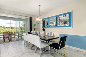 Mikrobølgeovn, ovn, kokeplater og oppvaskmaskin