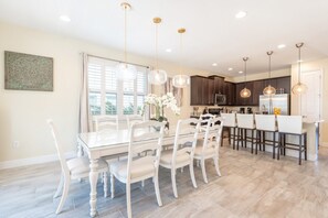 Fridge, microwave, oven, stovetop - Picture Renting Your 5 Star Villa With Private Pool on Encore Resort at Reunion, Orlando Villa 3808 (Kissimmee)
