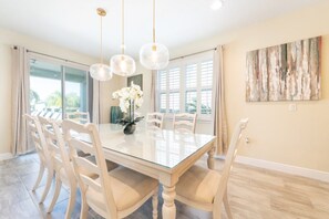 Fridge, microwave, oven, stovetop - Picture Renting Your 5 Star Villa With Private Pool on Encore Resort at Reunion, Orlando Villa 3808 (Kissimmee)