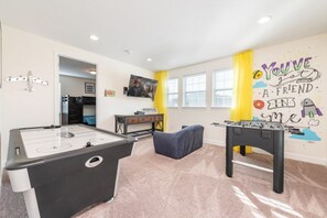 6 bedrooms, laptop workspace, free WiFi, bed sheets