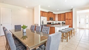 Coffee/tea maker, fridge, microwave, oven - Picture Renting Your 5 Star Villa With Private Pool on Encore Resort at Reunion, Orlando Villa 3776 (Kissimmee)