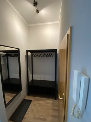 Apartment, Private Bathroom (König Georg 3) | Interior - Ferienwohnung König Georg (Wurzen)