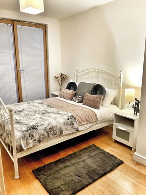 2 عدّة غرف نوم وأغطية فراش متميزة ومكواة/لوح كي وواي فاي مجانًا