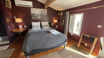 1 bedroom, individually decorated, desk, laptop workspace