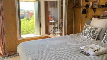 1 bedroom, individually decorated, desk, laptop workspace