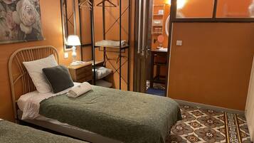 Comfort kamer, 1 twee- of 2 eenpersoonsbedden, en-suite badkamer (Denise 1 er étage) | 1 slaapkamer, individueel gedecoreerd, een bureau, een laptopwerkplek