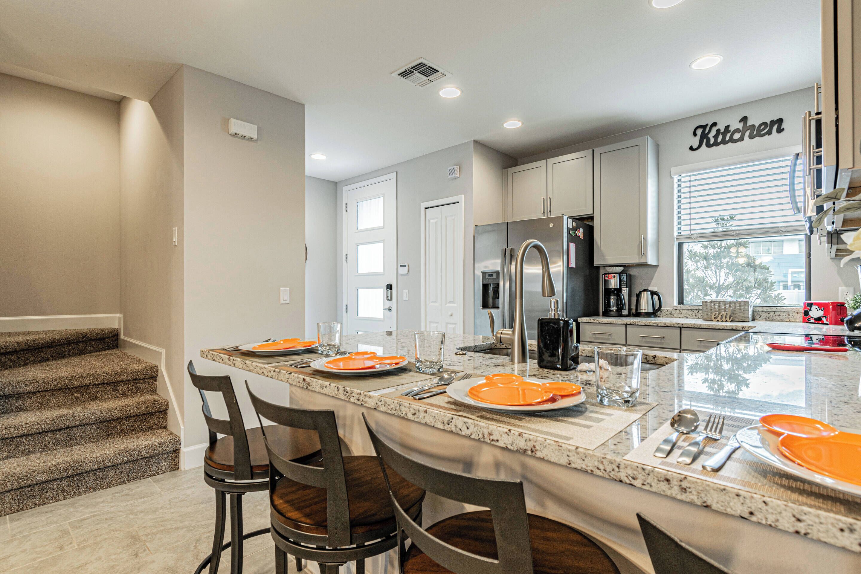 ثلاجة، ميكروويف، موقد طهي مسطح، غسالة أطباق