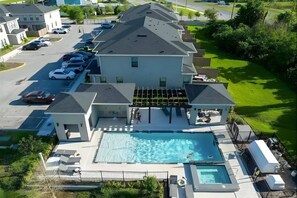 Un hôtel moderne doté d’une piscine, d’un patio couvert et d’un parking.