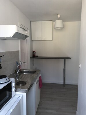 Microwave, dishwasher, coffee/tea maker, cookware/dishes/utensils