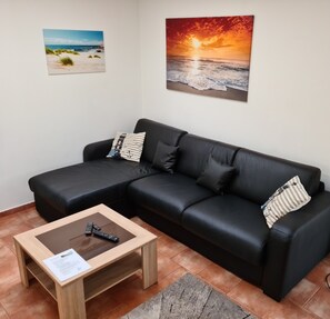 Fernseher, Tischtennisplatte, BĂŒcher, Stereoanlage