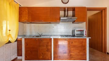 Fridge, microwave, stovetop, cookware/dishes/utensils