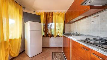 Fridge, microwave, stovetop, cookware/dishes/utensils